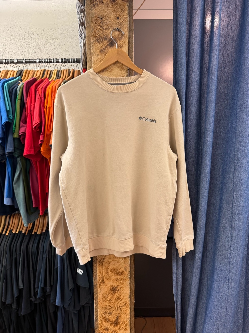 Vintage Columbia Men's Cream Crewneck Sweatshirt